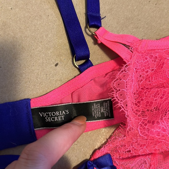 Victorias Secret - Very Sexy Sheer Chantilly Lace Unlined Demi Bria - Picture 4 of 4